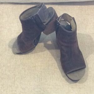 EUC size 9 OTBT brown leather fringe 3” heel